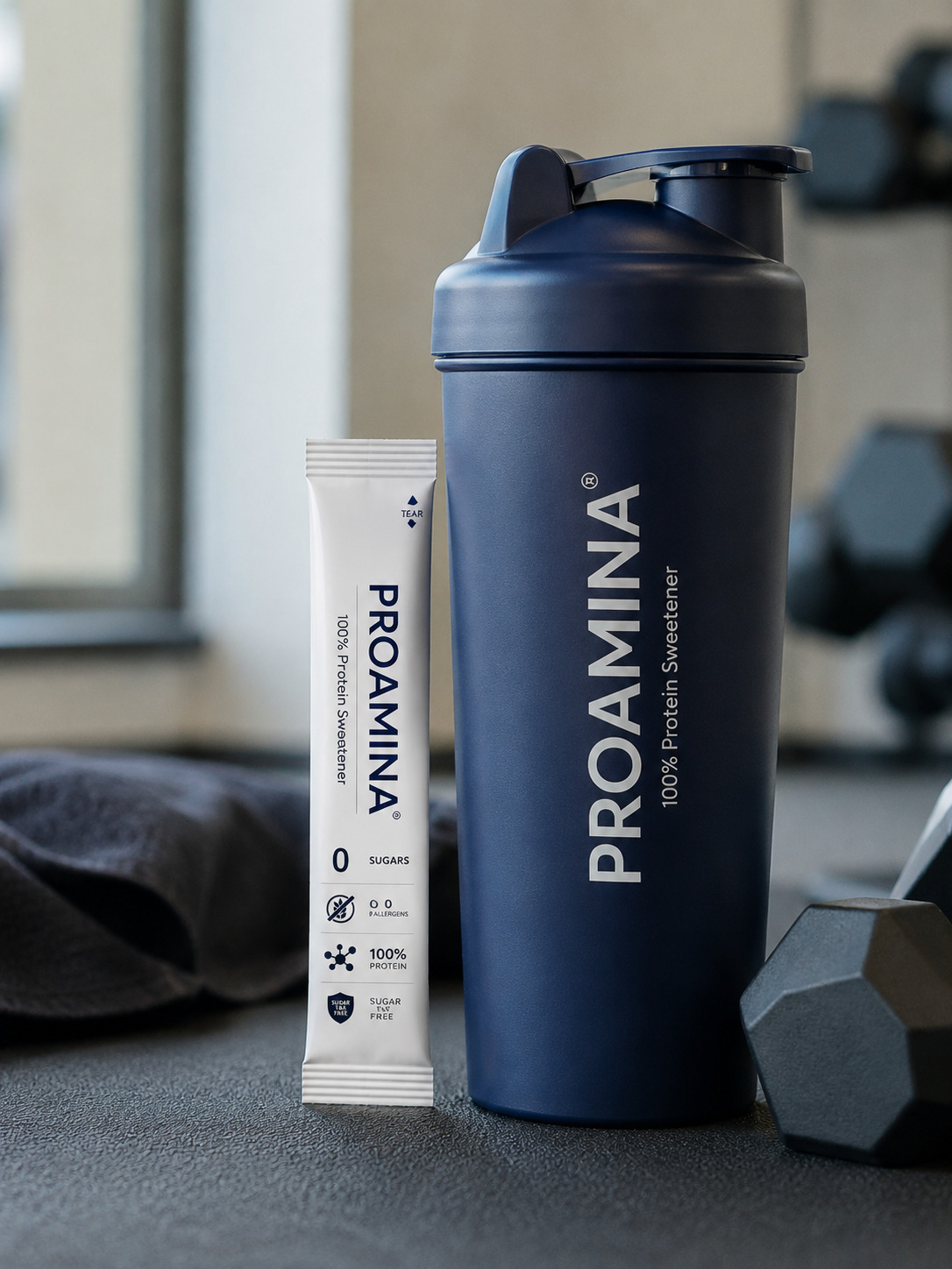 Stick shot Proamina accanto a una borraccia sportiva